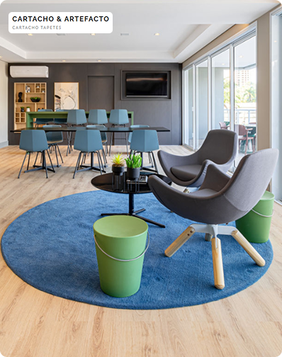 Persiana rolo motorizada para controle solar em escritório moderno