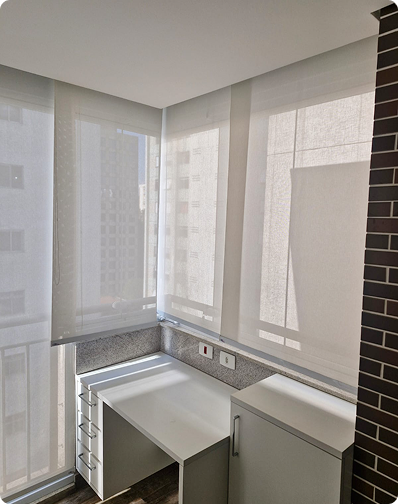 Persiana romana branca instalada em dormitório sob medida